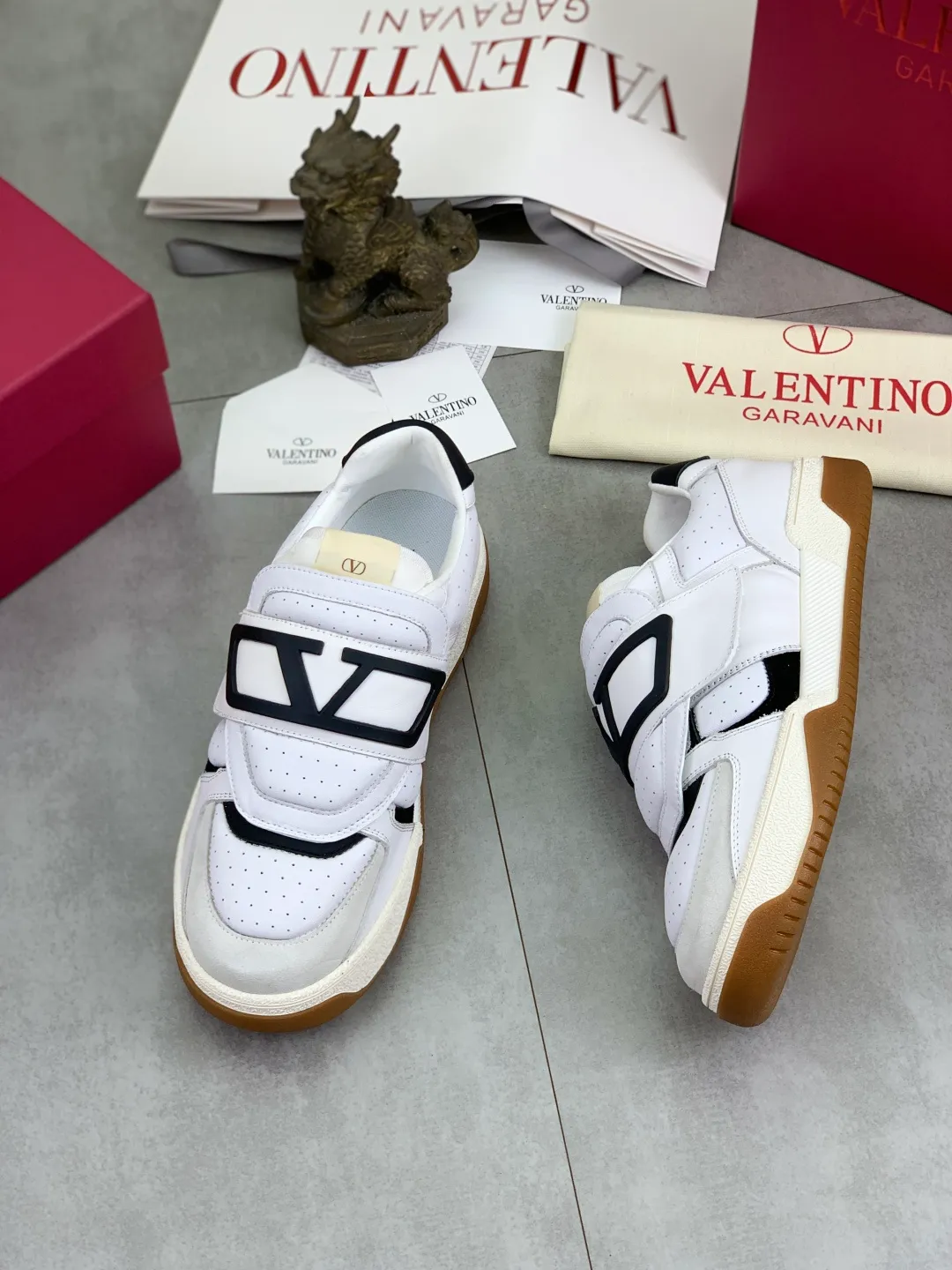 Men's men's shoes 💰P640 new style latest Valentino Valentino V family new casual young fashion trend sports shoes full of vitality, no age limit, very light and comfortable on the foot, packaging, original purchase and development, production, various color combinations are eye-catching, activate the charming sunny boy, the shoe design combines coolness with daily style, full of street feeling, multi-color options!   Fabric: original material splicing/first-layer cowhide Lining: imported cowhide/original logo sweat-absorbent and breathable foot pad Outsole: TPU foam lightweight material outsole Brand injection insole Code number: 38-46 Full set of packaging Color: 3️⃣ colors available